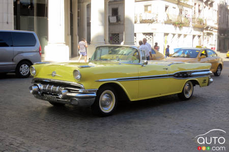 Ce cabriolet Pontiac 1957 avait sa mécanique d’origine dont le V8 de 287 pouces cubes et la boîte auto. Remarquez les petites taches de rouille sous la porte de gauche.